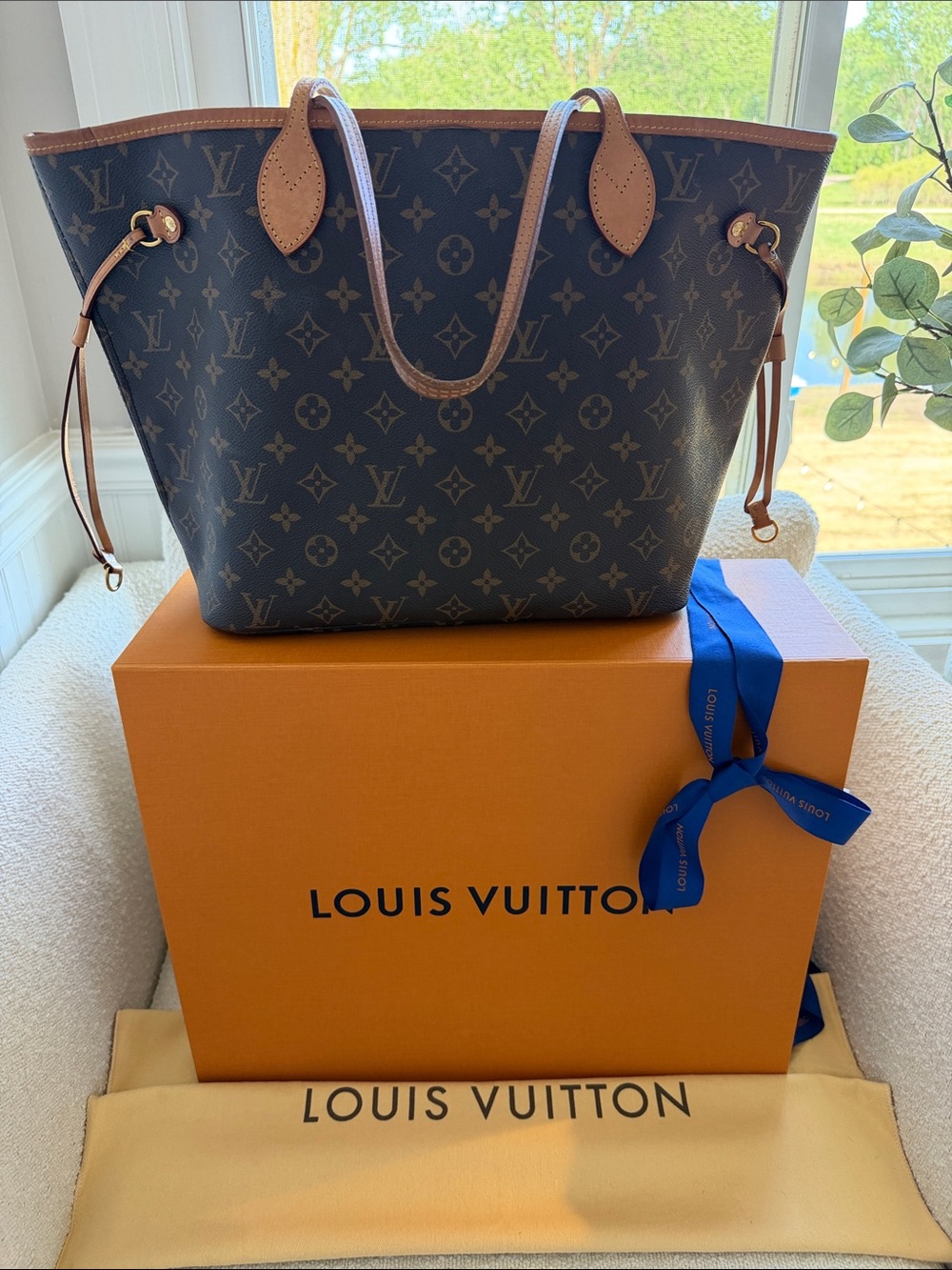 Authentic Louis Vuitton Neverfull MM Monogram Tote - Picture 3 of 14